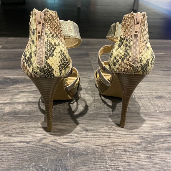 Size 6 Steve Madden Heels - Picture 2 of 5